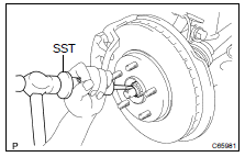 REMOVE FRONT AXLE HUB RH NUT