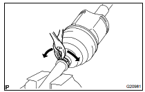 REMOVE REAR DRIVE SHAFT INBOARD JOINT BOOT RH NO.2 CLAMP