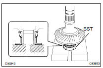 INSTALL CENTER DIFFERENTIAL CASE TAPERED ROLLER BEARING